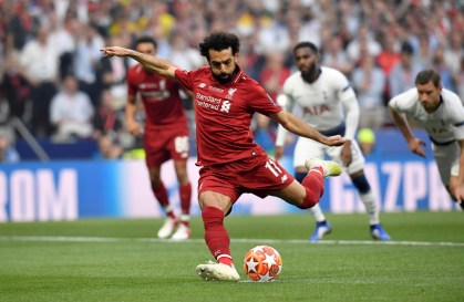 Mohamed Salah marca de pênalti na vitória do Liverpool contra Tottenham Hotspur