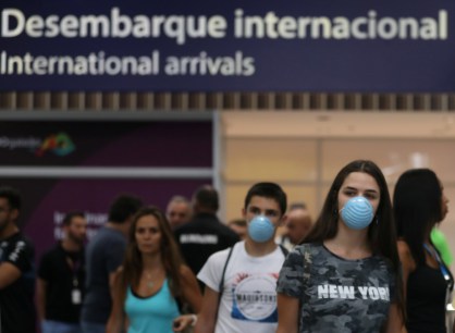 Brasileiros desembarcam com máscaras no Aeroporto Internacional Tom Jobim, no RJ