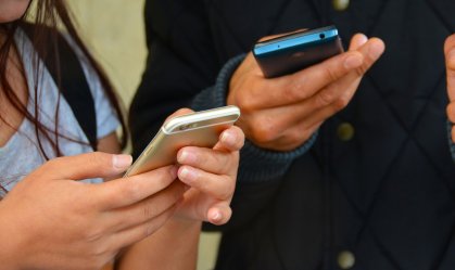 Pessoas usando o celular