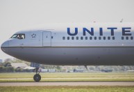 Passageiros deixam voo em Denver, nos EUA, após relatos de fumaça e fogo