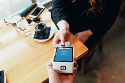 Maquininhas: para ter direito ao empréstimo, o empreendedor precisa ter realizado vendas por meio de cartões e não ter operações de crédito ativas com garantia de recebíveis