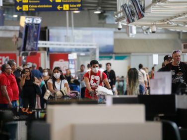 Passageiros e funcionários Aeroporto do Galeão, no Rio de Janeiro