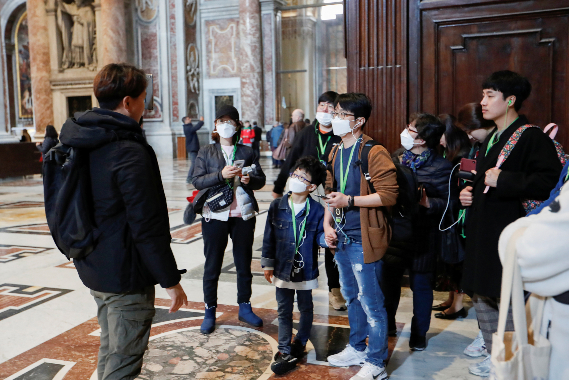 Turistas usam máscara de proteção no Vaticano