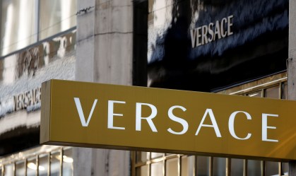 Por surto de coronavírus, Versace decide adiar desfile marcado para maio nos EUA