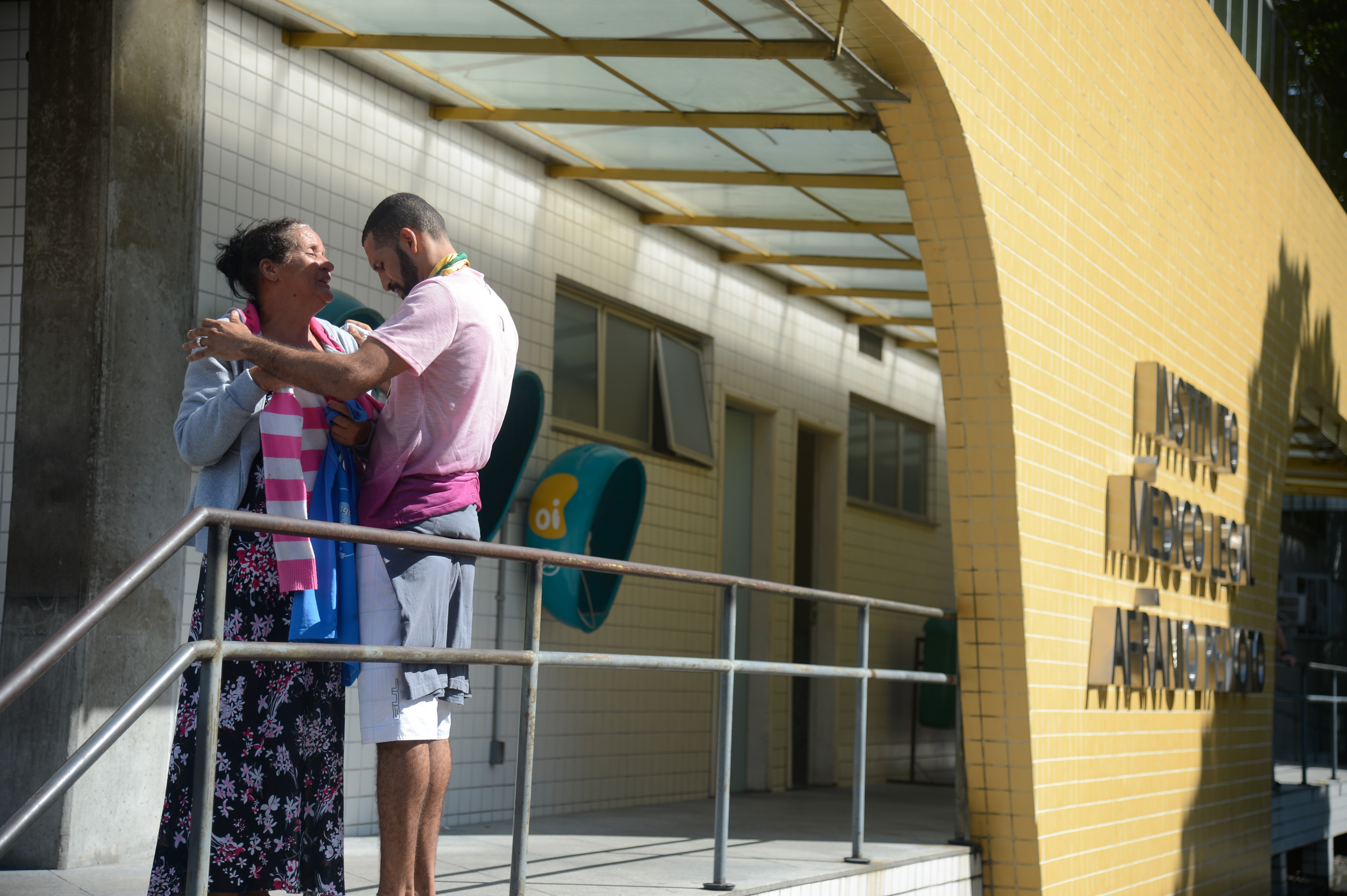 Parentes da jovem Maria Eduarda Alves da Conceição, de 13 anos