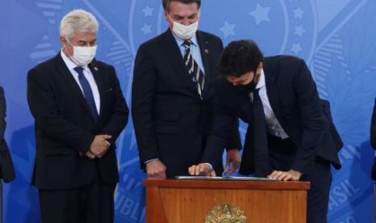 Alcolumbre não foi à posse de Faria por causa de tuítes de Bolsonaro