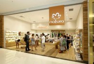 Natura vê melhores margens na Avon International enquanto estuda cisão