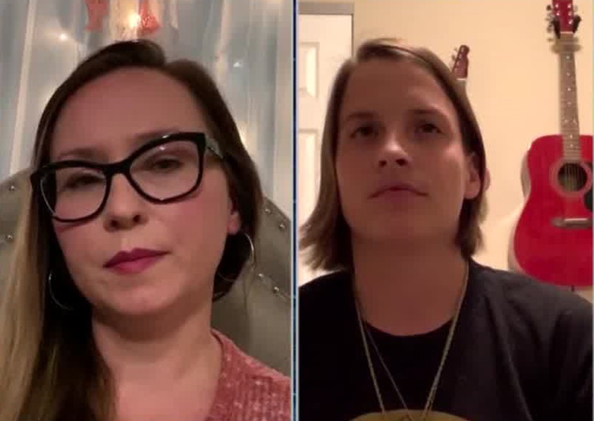 Erika Crisp (esq.) e Kat Layton (dir.) foram com os amigos a um bar da Flórida