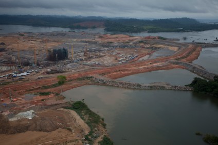 Barragem da hidrelétrica de Belo Monte durante a fase de construção da usina