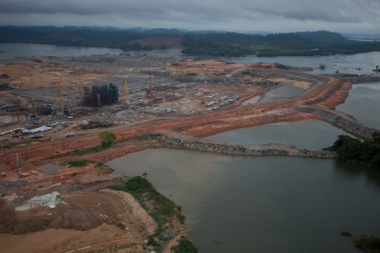 Barragem da hidrelétrica de Belo Monte durante a fase de construção da usina