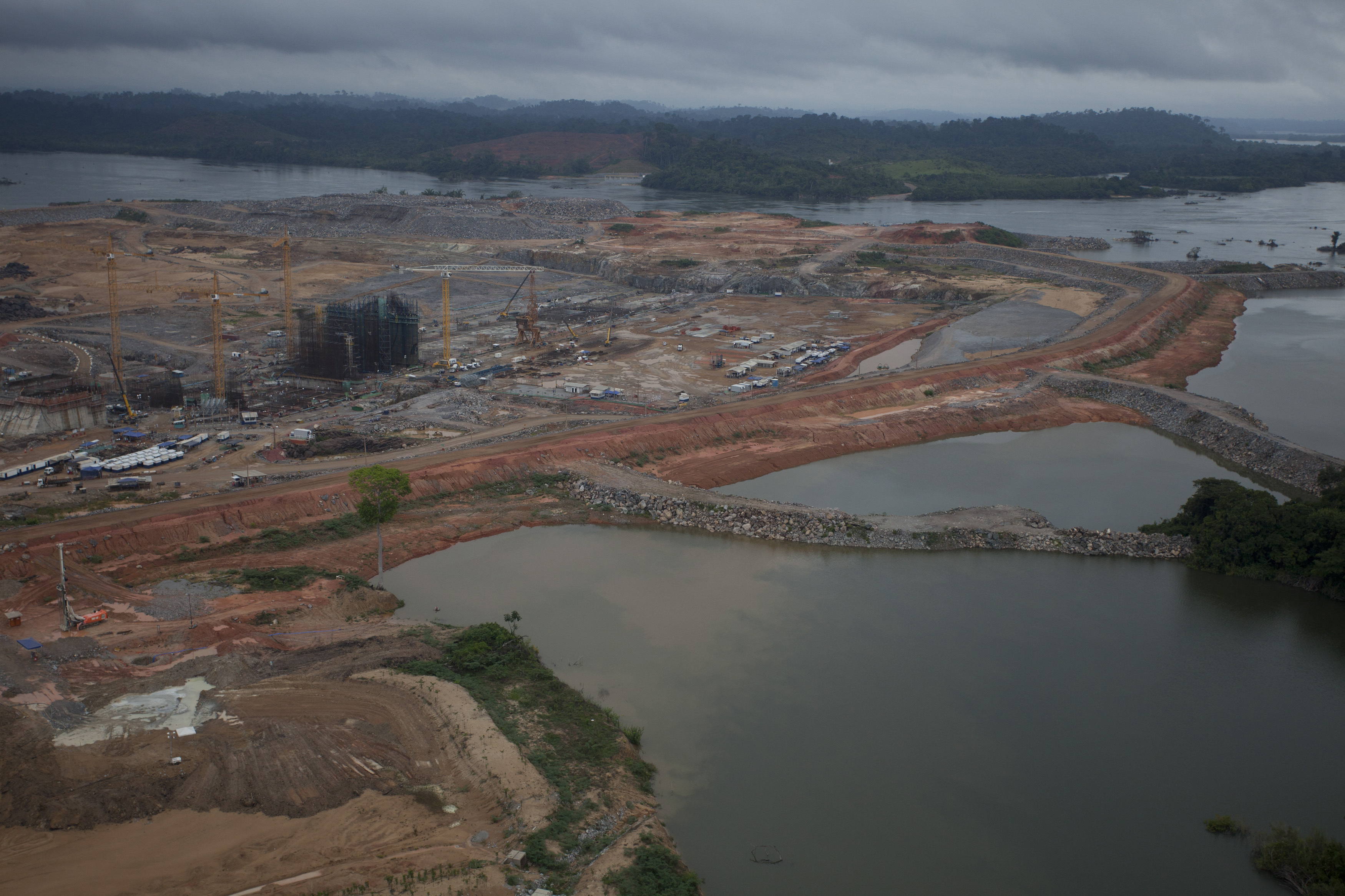 Barragem da hidrelétrica de Belo Monte durante a fase de construção da usina