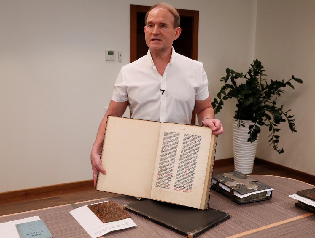 Parlamentar ucraniano Viktor Medvedchuk mostra fragmento da Bíblia de Gutenberg