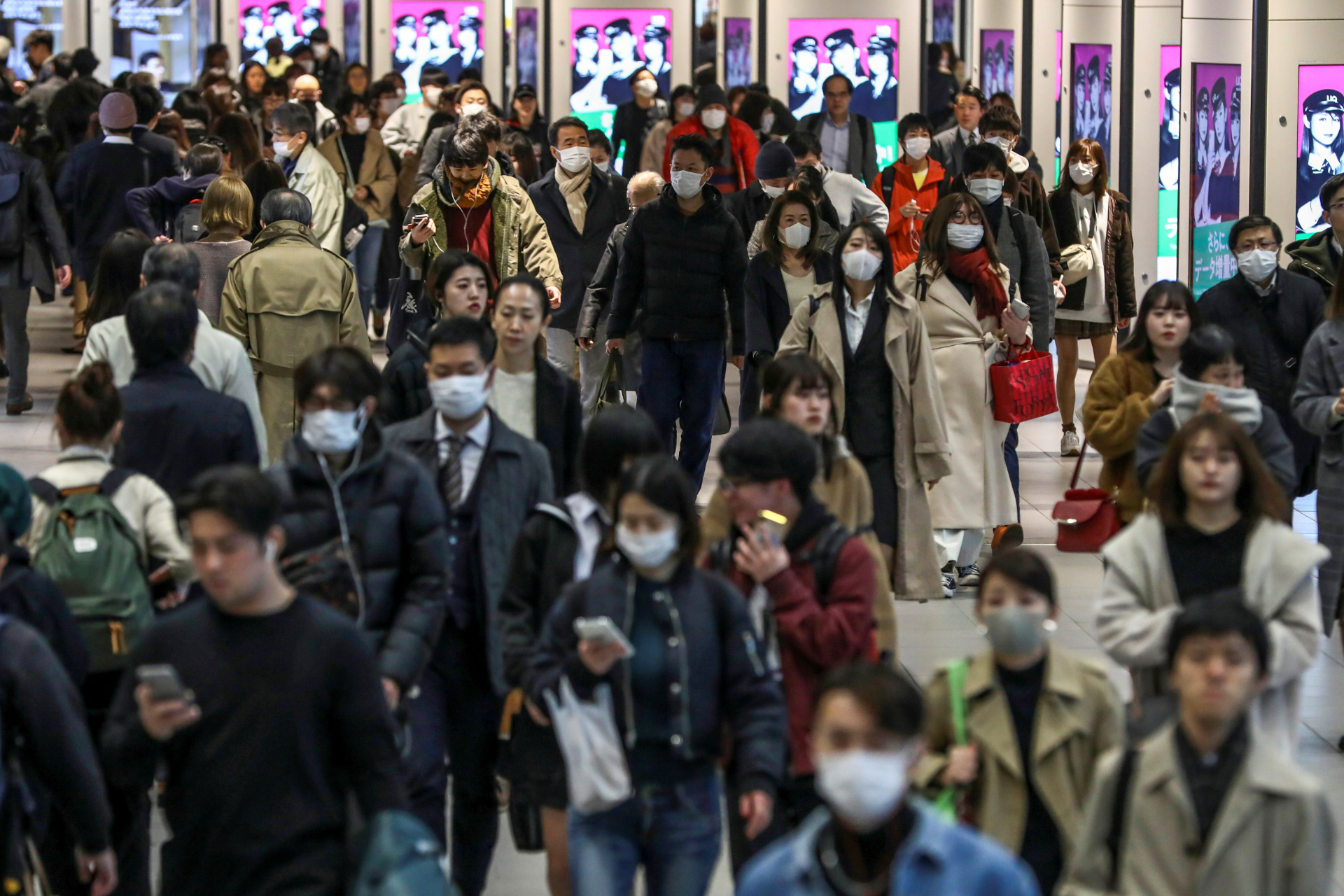 Pessoas com máscara de proteção em estação de Tóquio