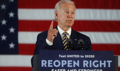 Biden diz que Trump está se rendendo à Covid-19 e coloca vidas em risco