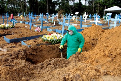 Funcionário cava sepultura em cemitério de Manaus