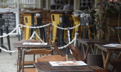 Bares e restaurantes de Botafogo fechados no horário do almoço, no Rio de Janeir