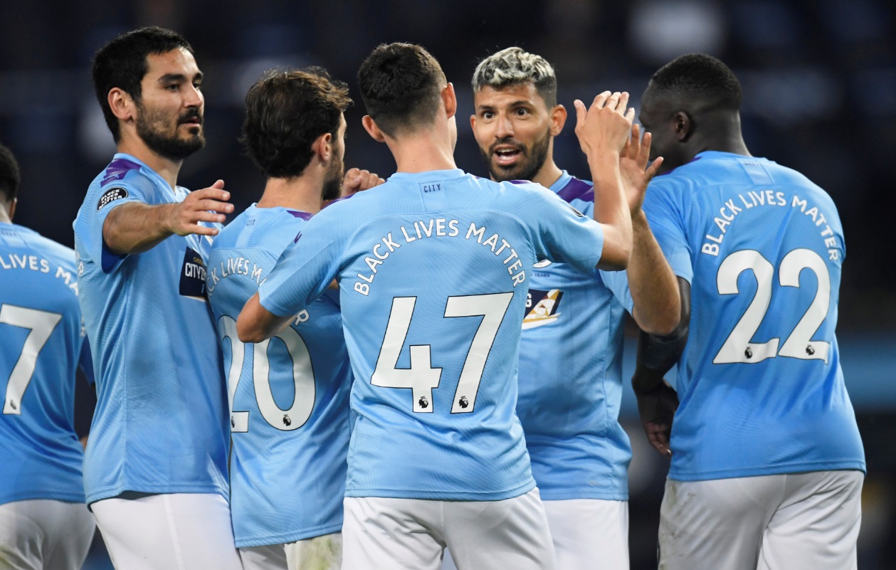 Jogadores do Manchester City comemoram vitória contra o Arsenal
