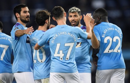 Jogadores do Manchester City comemoram vitória contra o Arsenal