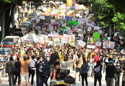 Manifestantes protestam contra morte de Rayshard Brooks