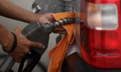 Petrobras reduz gasolina em 15% e mantém preço do diesel