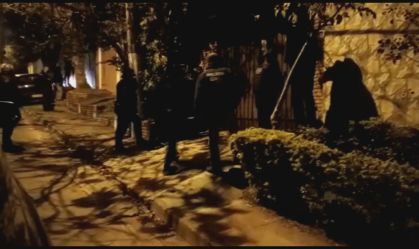 Queiroz reclamou da saúde, mas não resistiu à prisão, diz delegado