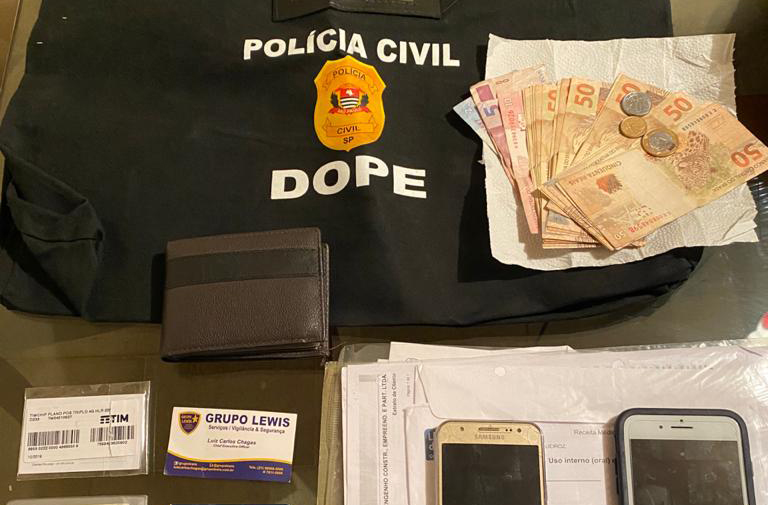 Dinheiro e celulares apreendidos com Fabrício Queiroz