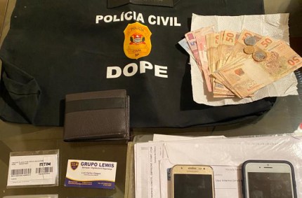 Dinheiro e celulares apreendidos com Fabrício Queiroz