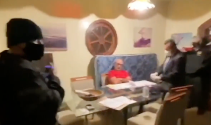 Imagens da Polícia Civil obtidas pela CNN mostram o momento da prisão de Queiroz