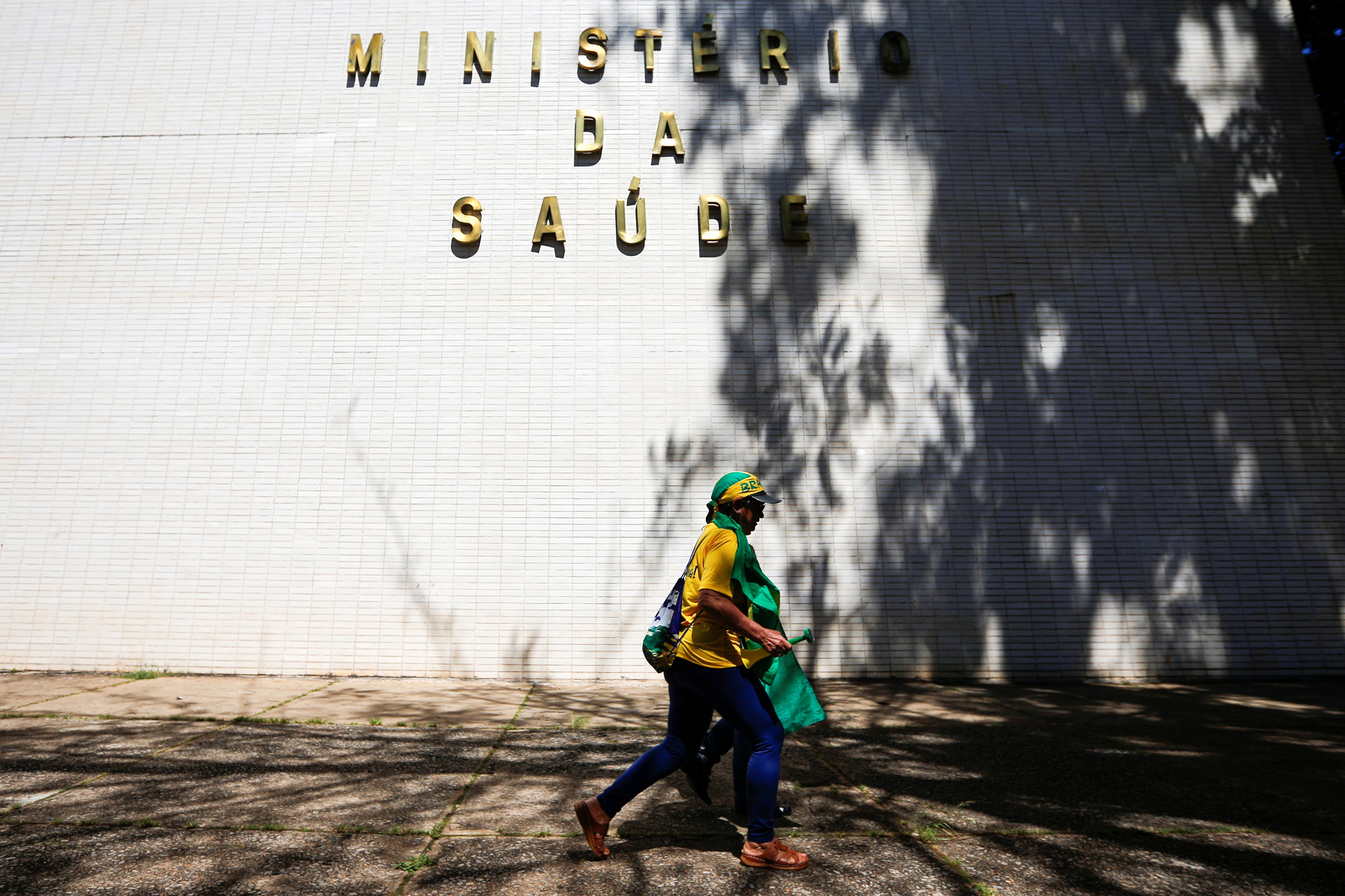 Manifestante de apoio ao governo passa em frente ao Ministério da Saúde
