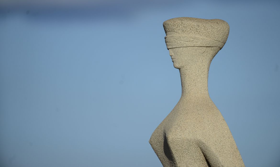 Estátua da Justiça em frente ao prédio do STF