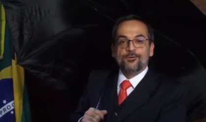 Weintraub deixa o Brasil com 'rastro de ilegalidade', avalia professora