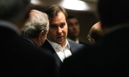 Líderes do Centrão pressionam Maia a engavetar PEC do adiamento das eleições