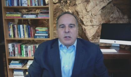 Caso Queiroz é mais um problema para o governo, diz cientista político
