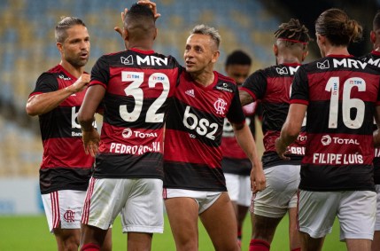 Jogadores do Flamengo festejam a vitória sobre o Bangu no retorno do futebol