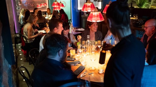 Confraternização em bar na Islândia