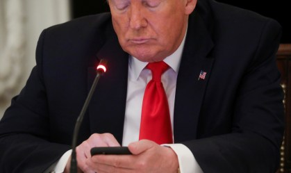 Como a Casa Branca tenta proteger Trump do coronavírus