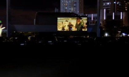 Cinema drive-in se torna alternativa para paulistanos cinéfilos na pandemia