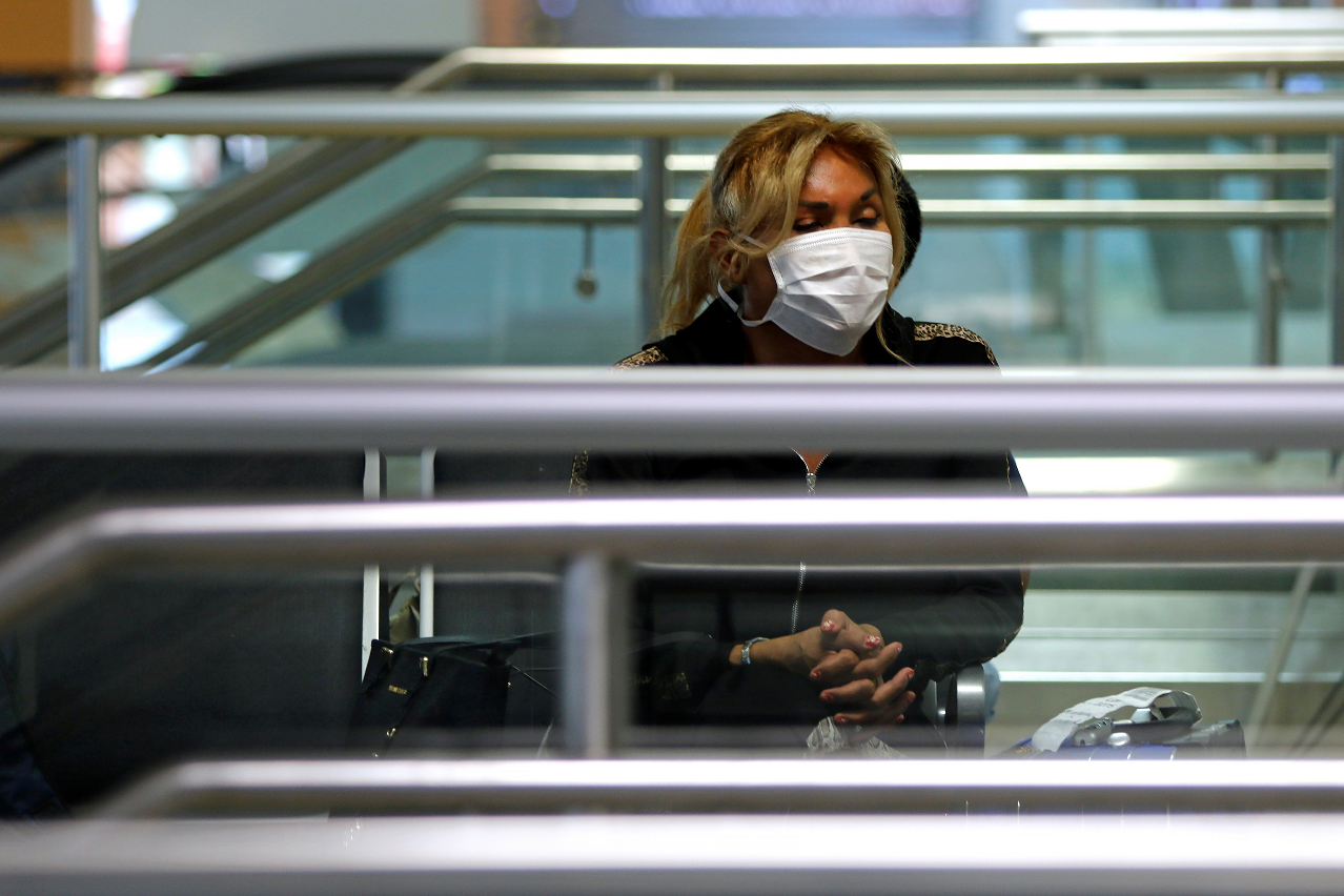 Mulher usa máscara protetora no Aeroporto Internacional Jorge Chavez, em Lima, P