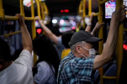 Passageiros em ônibus em Xangai