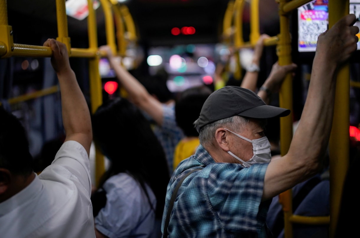 Passageiros em ônibus em Xangai