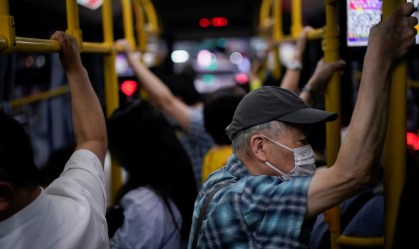 Passageiros em ônibus em Xangai
