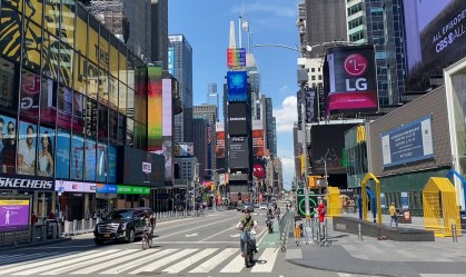 A última sexta-feira fechada da Times Square: Nova York reabre na segunda