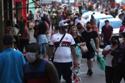 Pessoas com máscaras de proteção contra o coronavírus em região comercial de SP