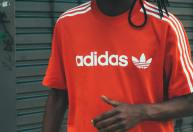 Adidas melhora lucro e receita, mas alerta para possível aumento de preços