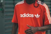 Adidas melhora lucro e receita, mas alerta para possível aumento de preços