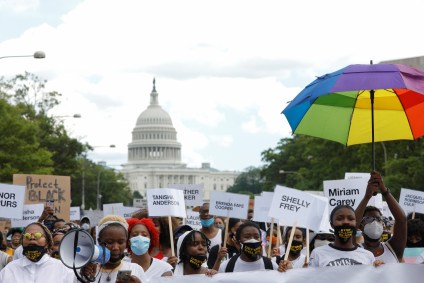 Manifestantes participam de marcha no Juneteenth, feriado do fim da escravidão n