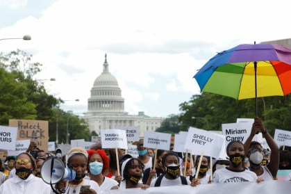 Manifestantes participam de marcha no Juneteenth, feriado do fim da escravidão n