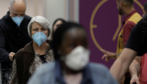 Pessoas usam máscaras protetoras no aeroporto do Rio de Janeiro