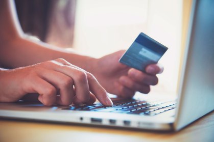 Pessoa preenche dados do cartão em computador