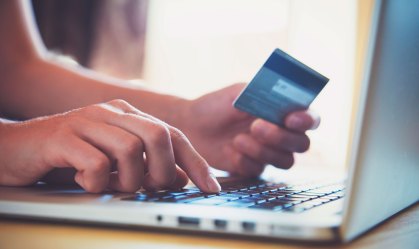 Pessoa preenche dados do cartão em computador